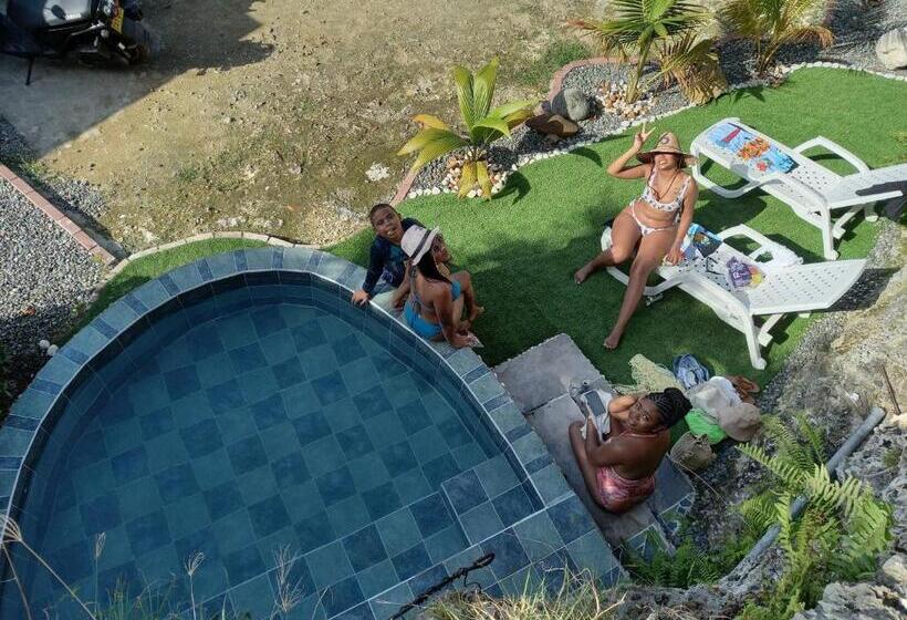 اتاق استاندارد سه نفره, The Rock House Eco