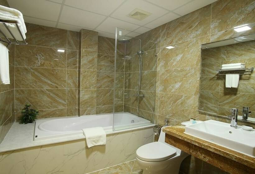 اتاق لوکس خانوادگی, West Lake Homes