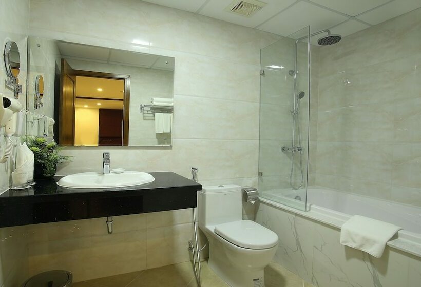 اتاق لوکس خانوادگی, West Lake Homes