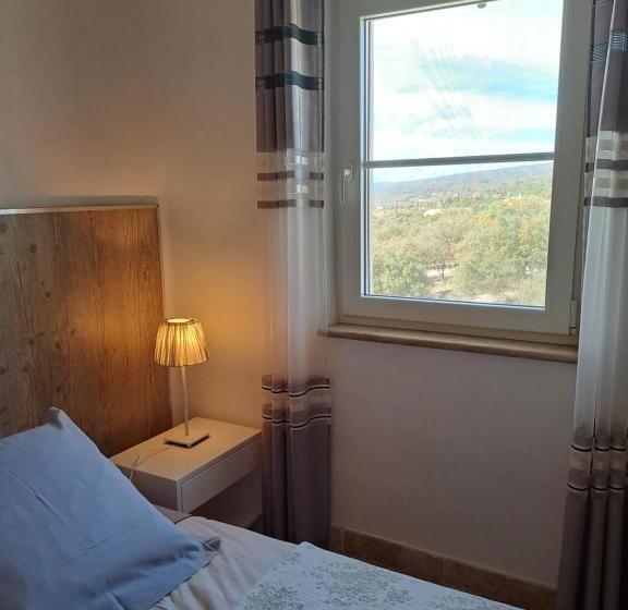 침실 2개 주택, Les Grenadiers De Saint Sat