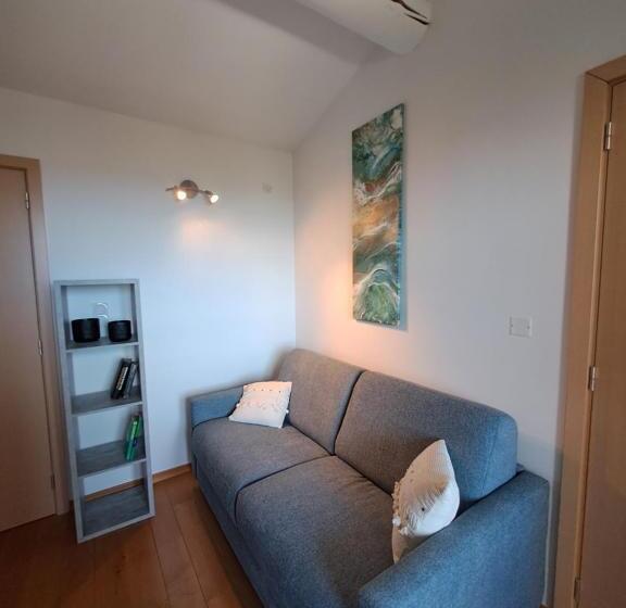 Дом 4 Спальни, Les Grenadiers De Saint Sat