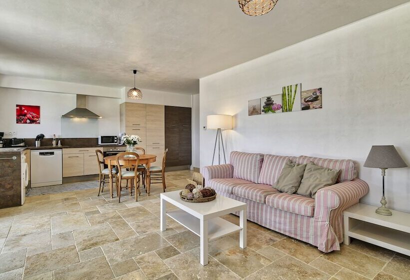 Дом 1 Спальня, Les Grenadiers De Saint Sat