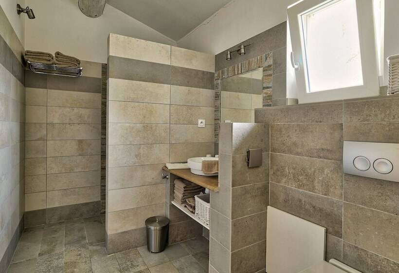 Дом 1 Спальня, Les Grenadiers De Saint Sat