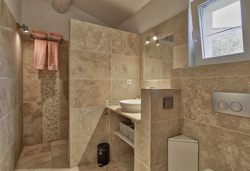 Дом 1 Спальня, Les Grenadiers De Saint Sat