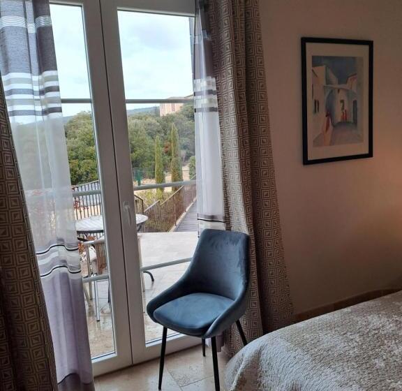 Дом 4 Спальни, Les Grenadiers De Saint Sat