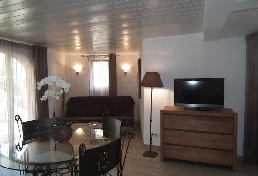 Семейный Номер Вид на Море, La Demeure Insoupconnée