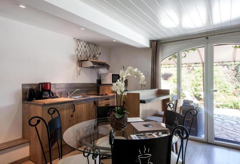 Семейный Номер Вид на Море, La Demeure Insoupconnée