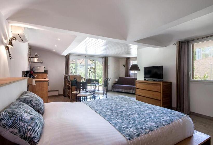 Семейный Номер Вид на Море, La Demeure Insoupconnée