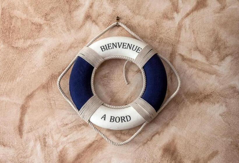 Номер Deluxe Вид на Море Боковой, La Demeure Insoupconnée