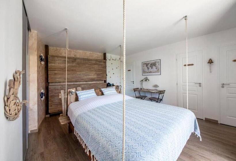 Номер Deluxe Вид на Море Боковой, La Demeure Insoupconnée