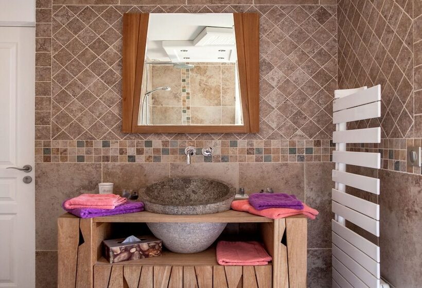 Номер Deluxe Вид на Море Боковой, La Demeure Insoupconnée