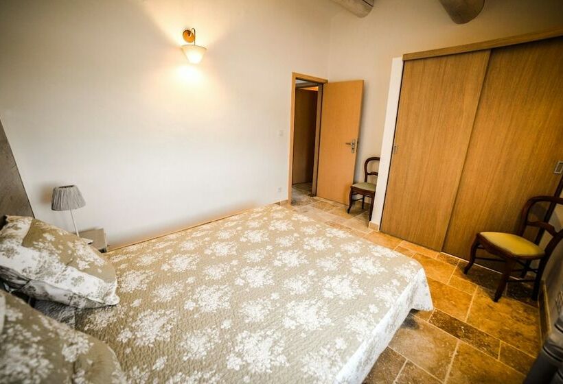 منزل غرفة نوم واحدة, Les Grenadiers De Saint Sat