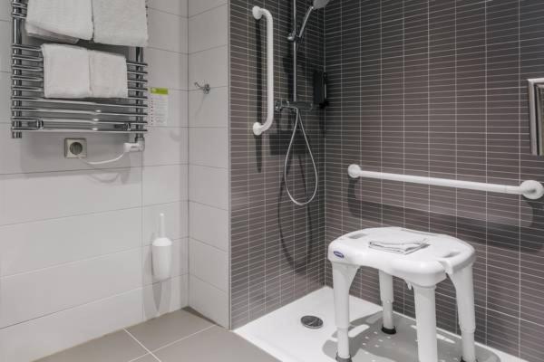 غرفة قياسية لذوى الاحتياجات الخاصة, Café Du Trinquet