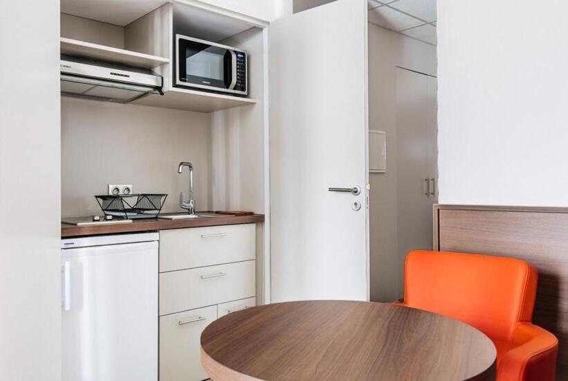 חדר דלוקס, Café Du Trinquet