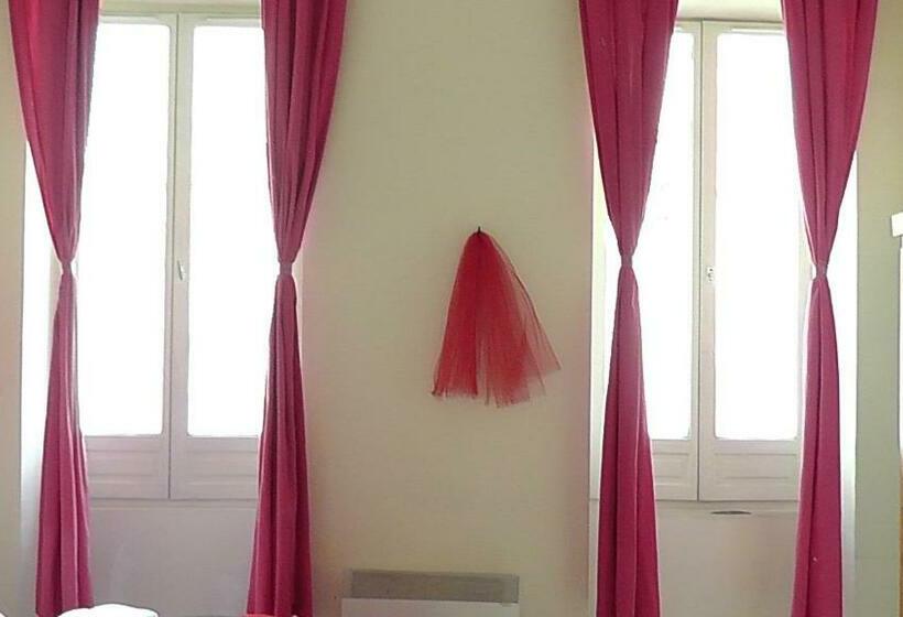 اتاق خانوادگی, Hôtel De La Renaissance