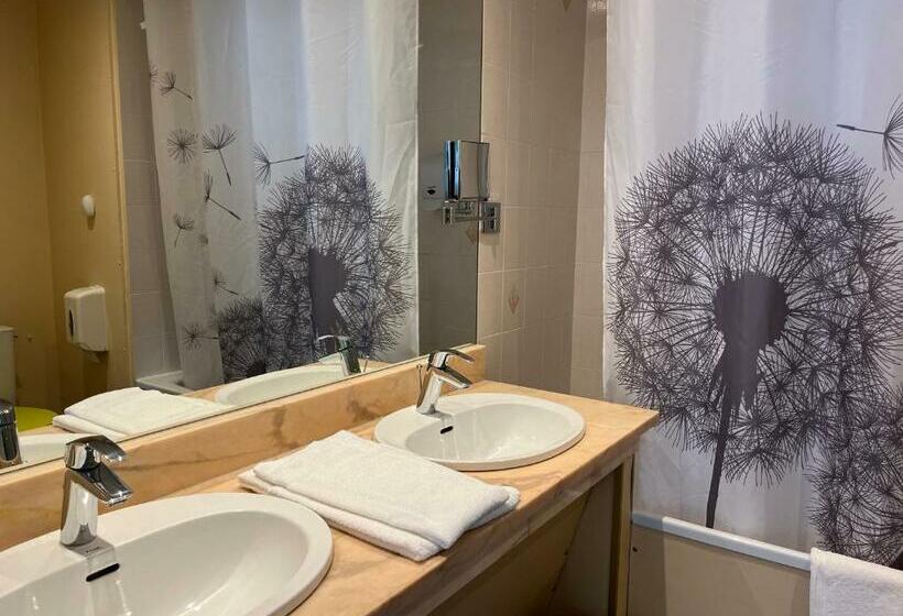 Номер Стандарт, Hôtel Le Lacuzon