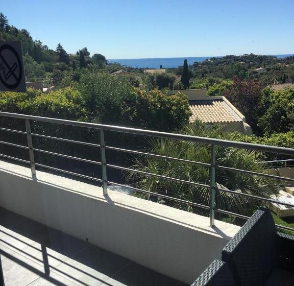 Номер Deluxe Вид на Море с Балконом, Villa Louancelie B&b