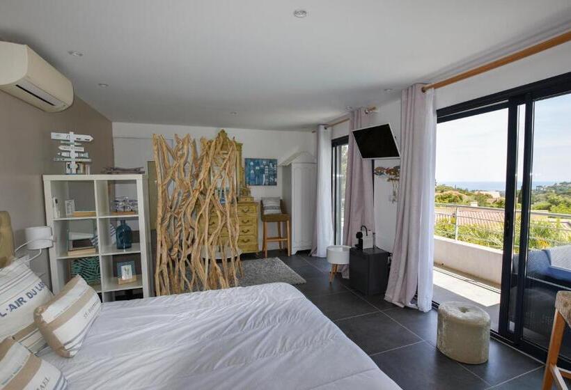 Номер Deluxe Вид на Море с Балконом, Villa Louancelie B&b