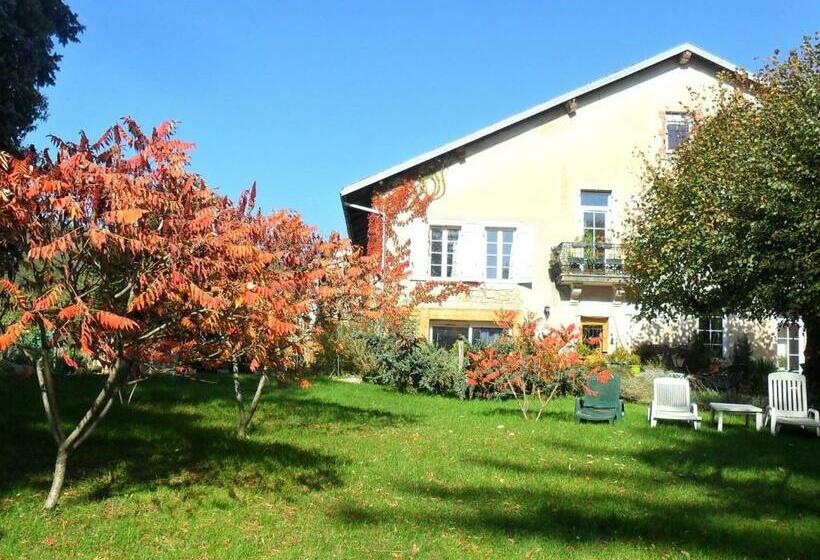 חדר סטנדרט, A La Grenouille Du Jura