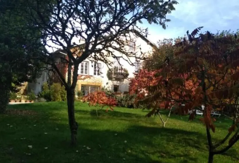 Perhehuone, A La Grenouille Du Jura