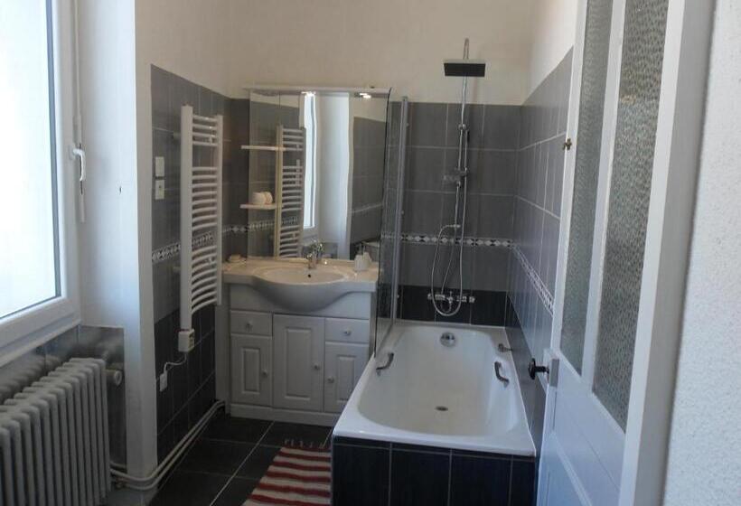 غرفة عائلية, A La Grenouille Du Jura