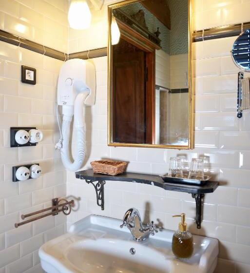 جناح, La Minauderie