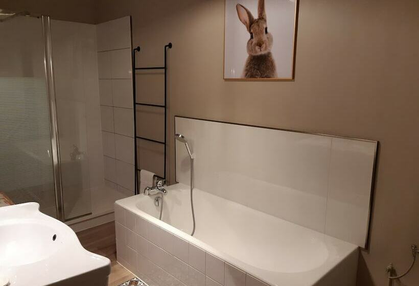 חדר משפחתי, Maison Volière