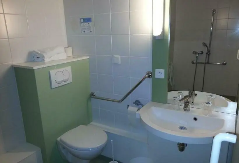 Standard Kolmen Hengen Huone, Hôtel Ibis Budget Nantes Ouest Atlantis Couëron