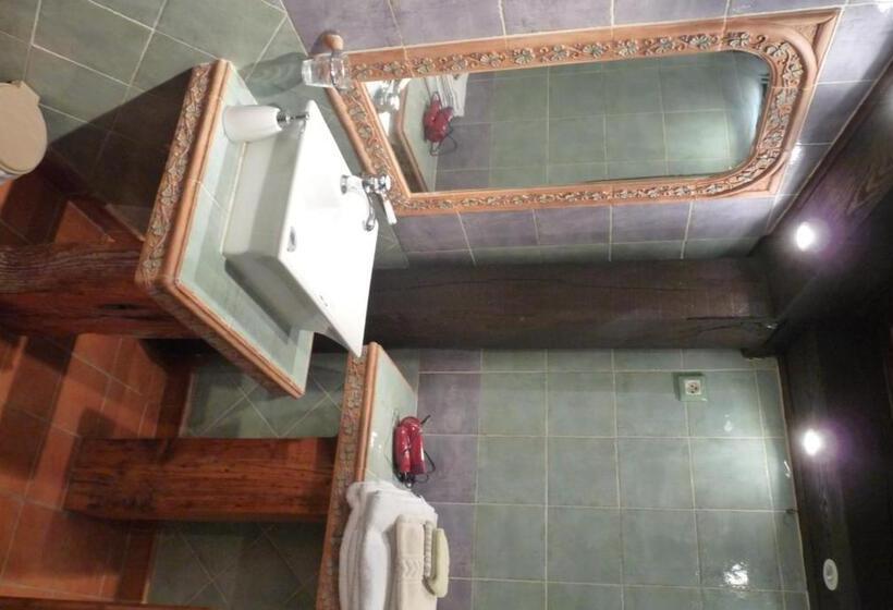 プールビュースタンダードルーム, Castel Enchanté