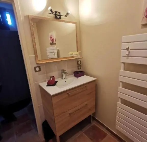 Basic-huone, Le Mas Des Loges Les Vans / Chambonas