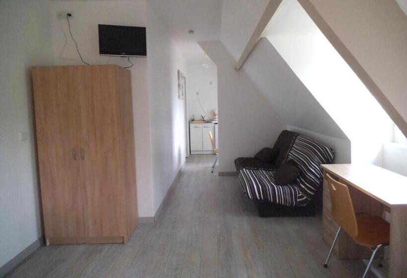 이그제큐티브 스튜디오, Manoir De La Houlette