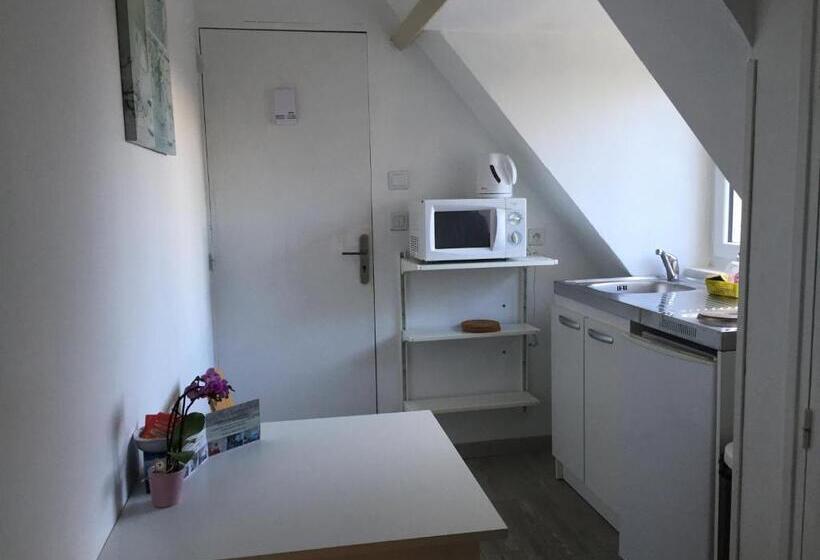 סטודיו אקזקיוטיב, Manoir De La Houlette