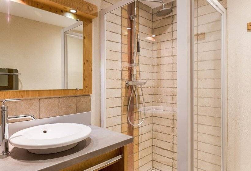 اتاق استاندارد سه نفره, Chalet Hôtel Le Beausoleil, The Originals Relais