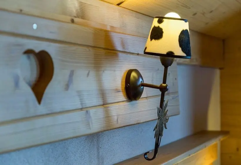 Standard Neljän Hengen Huone, Chalet Hôtel Le Beausoleil, The Originals Relais