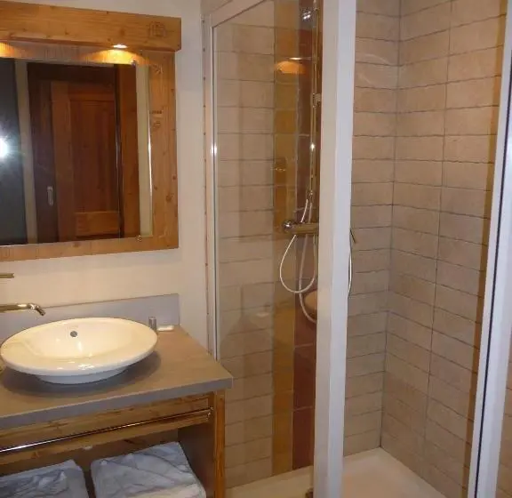 Standard Kolmen Hengen Huone, Chalet Hôtel Le Beausoleil, The Originals Relais