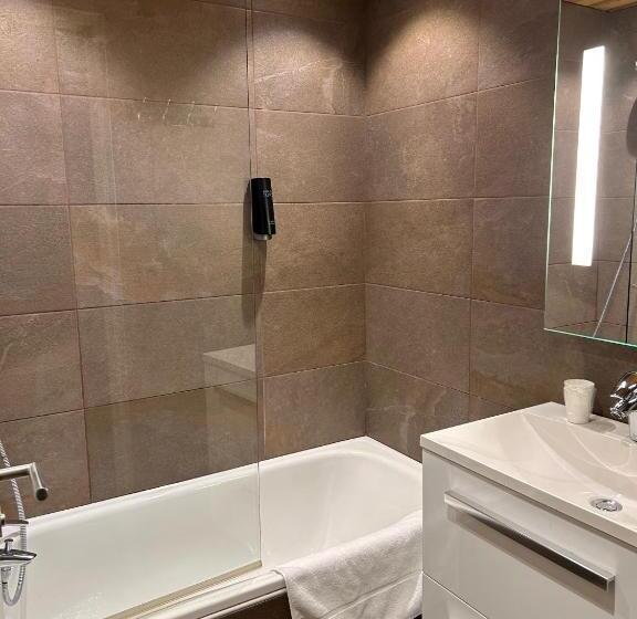 スタンダードトリプルルーム, Hillary