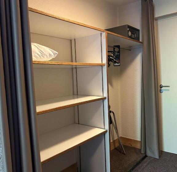 スタンダードトリプルルーム, Hillary