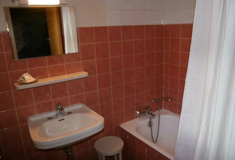 اتاق استاندارد چهار تخته, Hôtel Le Monte Pente