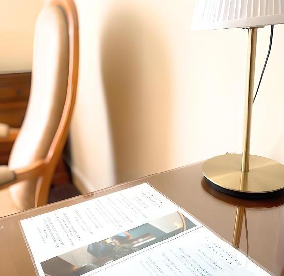 חדר דלוקס, De La Marine