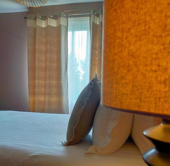 חדר דלוקס, De La Marine