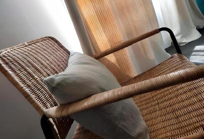 חדר דלוקס, De La Marine