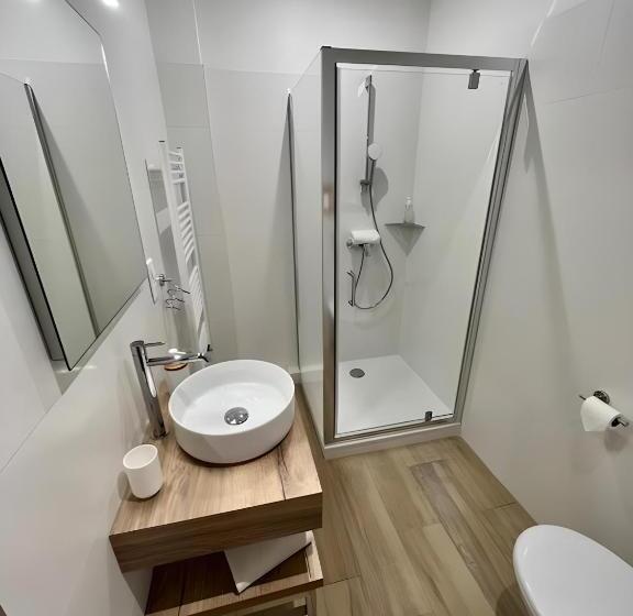 חדר דלוקס, De La Marine