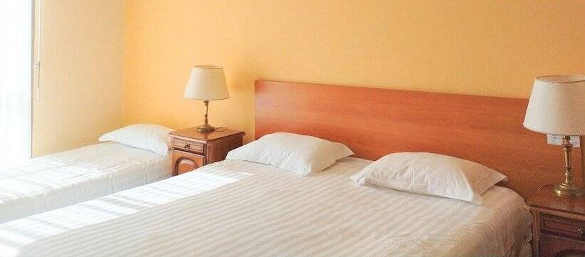 חדר סטנדרט לשלושה, De La Marine