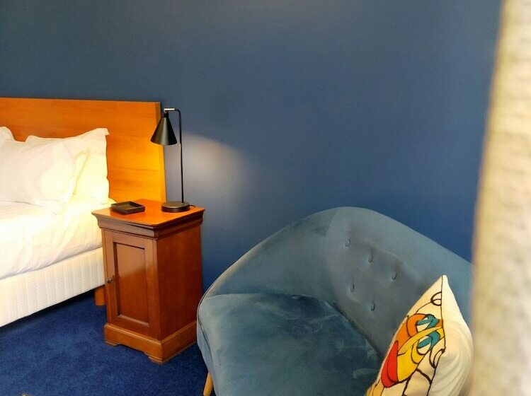 חדר דלוקס, De La Marine