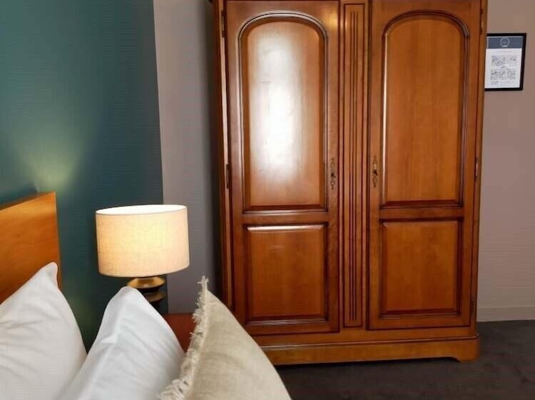 חדר דלוקס, De La Marine