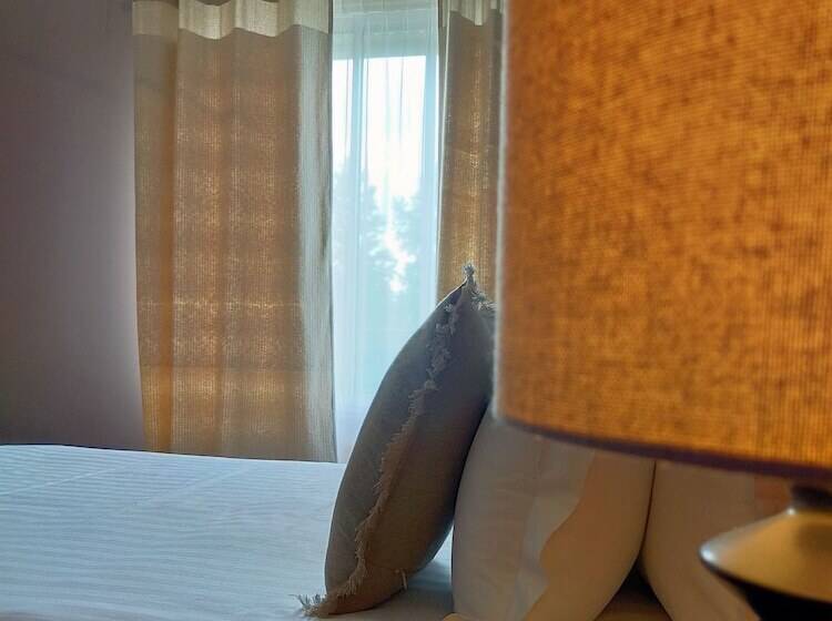 חדר דלוקס, De La Marine