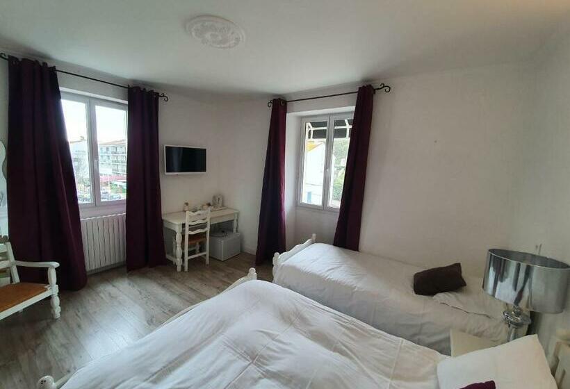 Номер Стандарт Трехместный, Hôtel Les 3 Terrasses