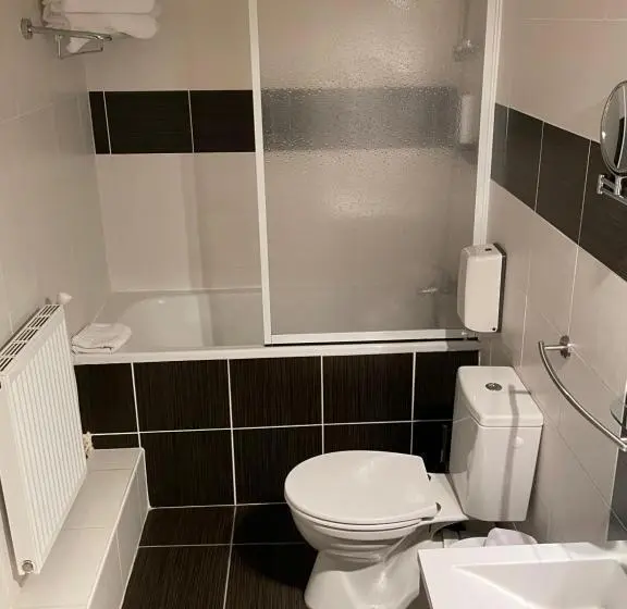 Standard Neljän Hengen Huone, Contact Hôtel Les Platanes Villeneuve Sur Lot Centre