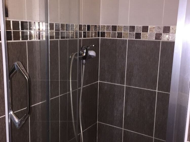 غرفة قياسية رباعية, Hôtel Mondial