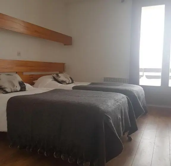 Standard Neljän Hengen Huone, Hôtel Yaka